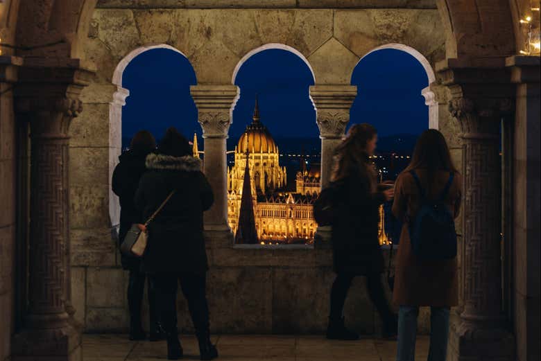 Vistas do Parlamento de Budapest de noite