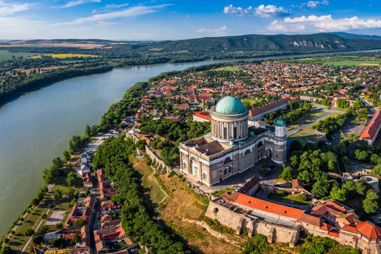 Vista aerea di Esztergom e del Danubio