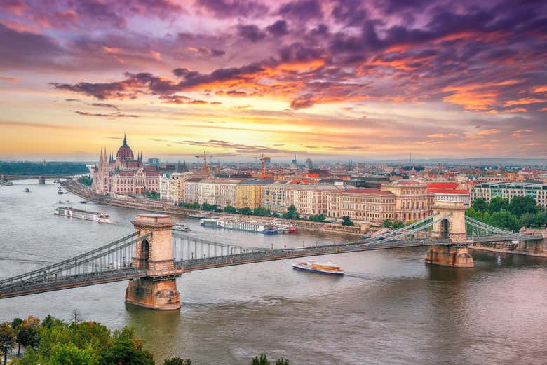 Vue panoramique sur Budapest traversée par le Danube