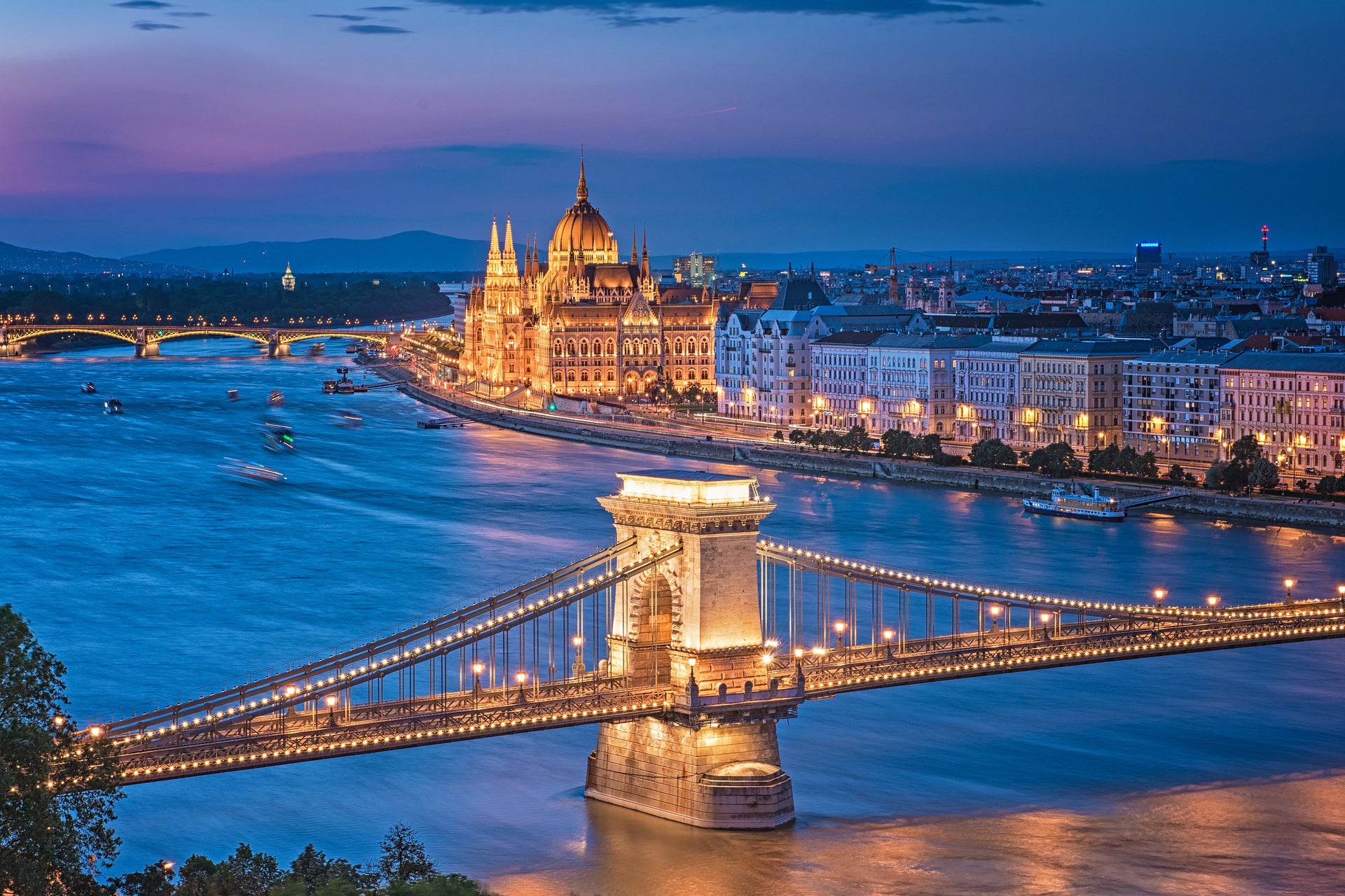 Tour noturno por Budapeste com jantar e espetáculo