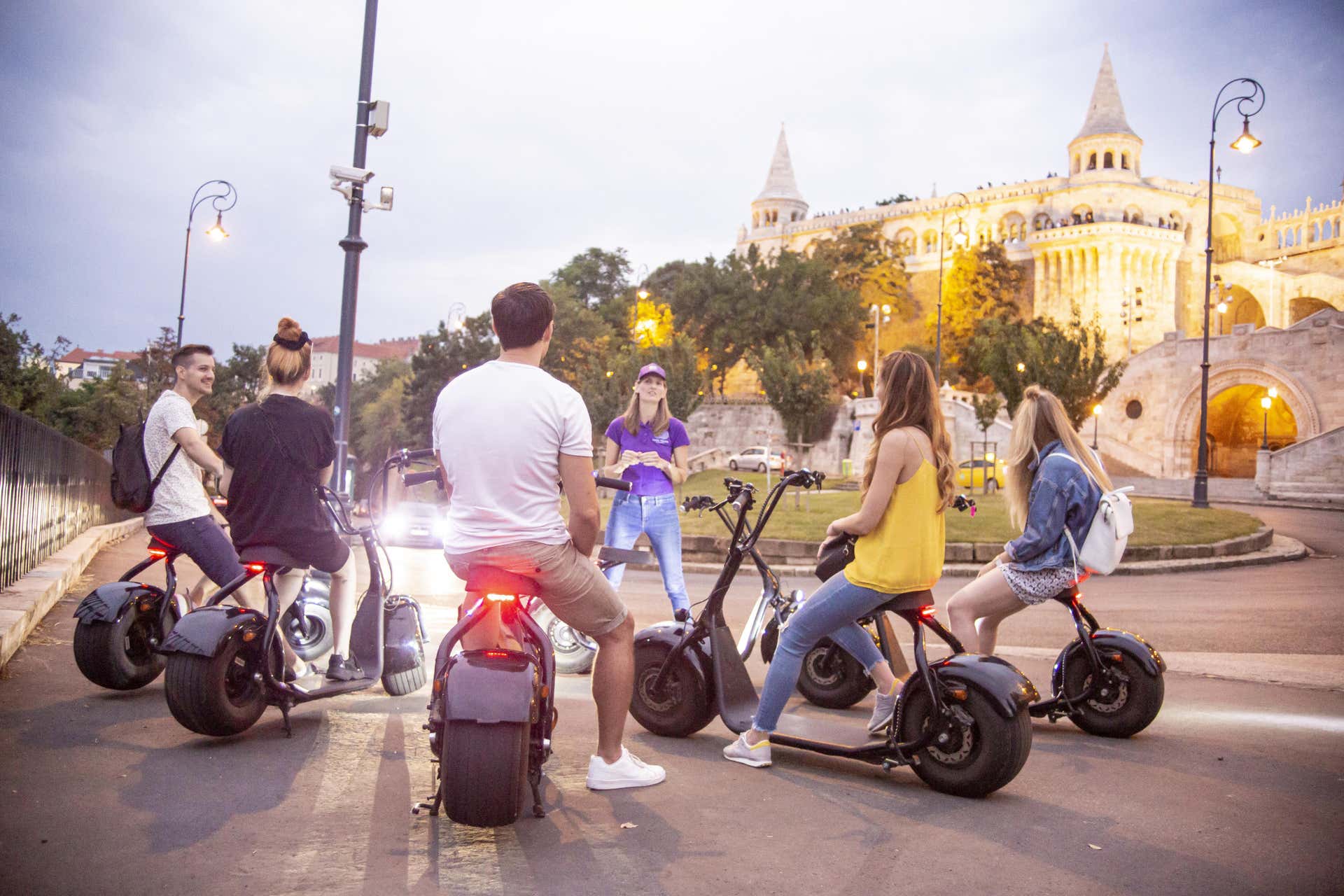 Tour de scooter ao entardecer