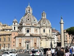 Foto {1} di {2}