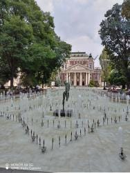 Foto {1} di {2}