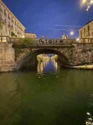 Foto {1} di {2}