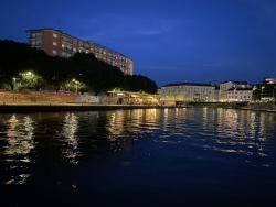 Foto {1} di {2}