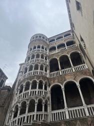 Foto {1} di {2}