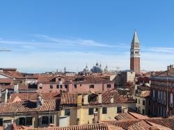 Foto {1} di {2}