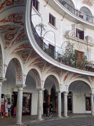 Foto {1} di {2}