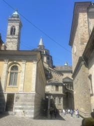 Foto {1} di {2}