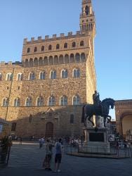 Foto {1} di {2}
