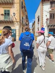 Foto {1} di {2}