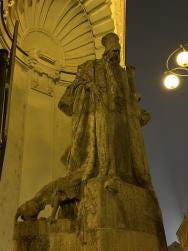 Foto {1} di {2}