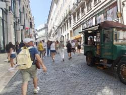Foto {1} di {2}
