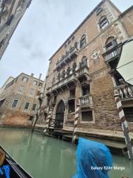 Foto {1} di {2}