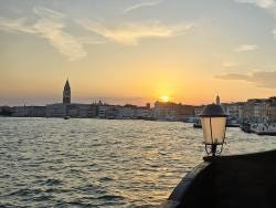 Foto {1} di {2}