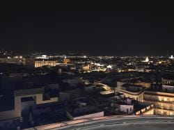 Foto {1} di {2}