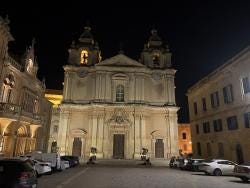 Foto {1} di {2}