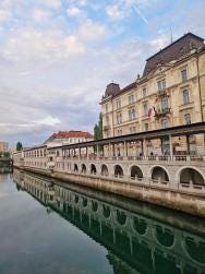 Foto {1} di {2}
