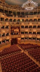 Foto {1} di {2}