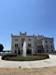 Foto {1} di {2}
