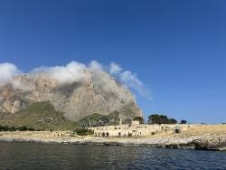 Foto {1} di {2}