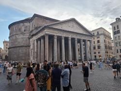 Foto {1} di {2}