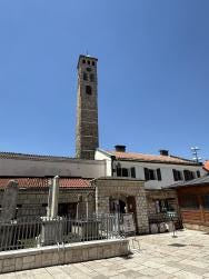 Foto {1} di {2}