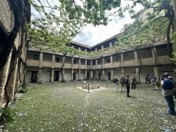 Foto {1} di {2}