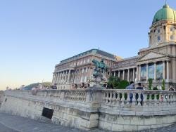 Foto {1} di {2}