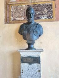 Foto {1} di {2}