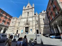 Foto {1} di {2}