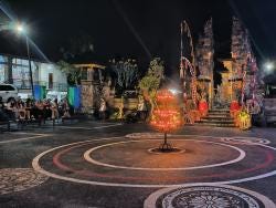 Foto {1} di {2}