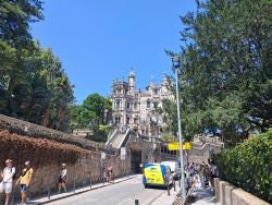 Foto {1} di {2}