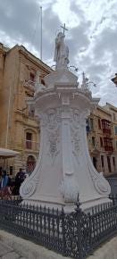 Foto {1} di {2}