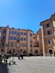 Foto {1} di {2}