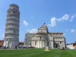 Foto {1} di {2}