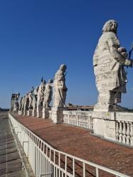 Foto {1} di {2}