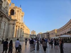 Foto {1} di {2}