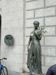 Foto {1} di {2}