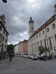 Foto {1} di {2}