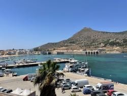 Foto {1} di {2}