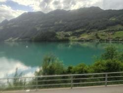 Foto {1} di {2}