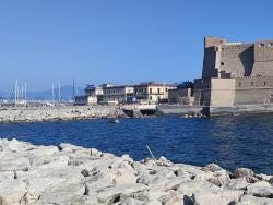 Foto {1} di {2}