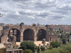 Foto {1} di {2}