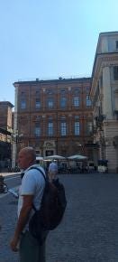 Foto {1} di {2}