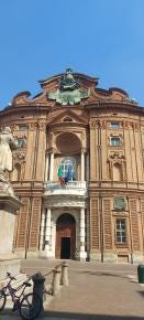 Foto {1} di {2}