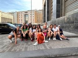 Foto {1} di {2}