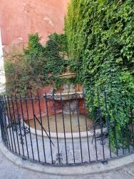 Foto {1} di {2}