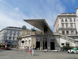 Foto {1} di {2}