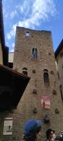 Foto {1} di {2}